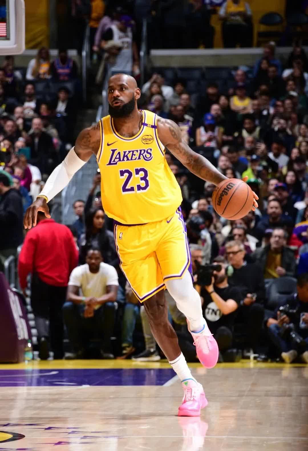 詹姆斯回归赛场，惊险取胜首场状态亮眼，加拿大队观众沸腾！