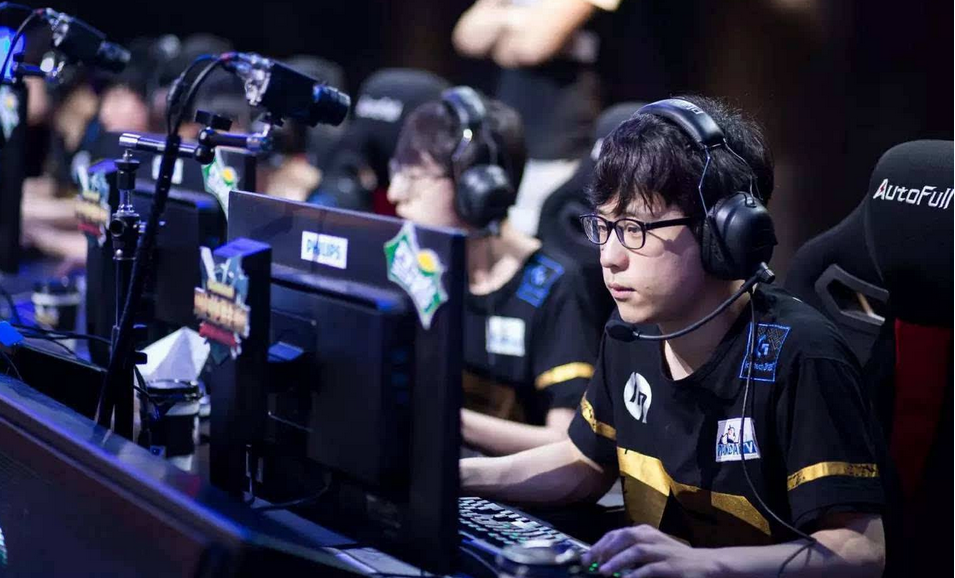 Uzi在澳大利亚队比赛中势不可挡，势不可挡引发热议！