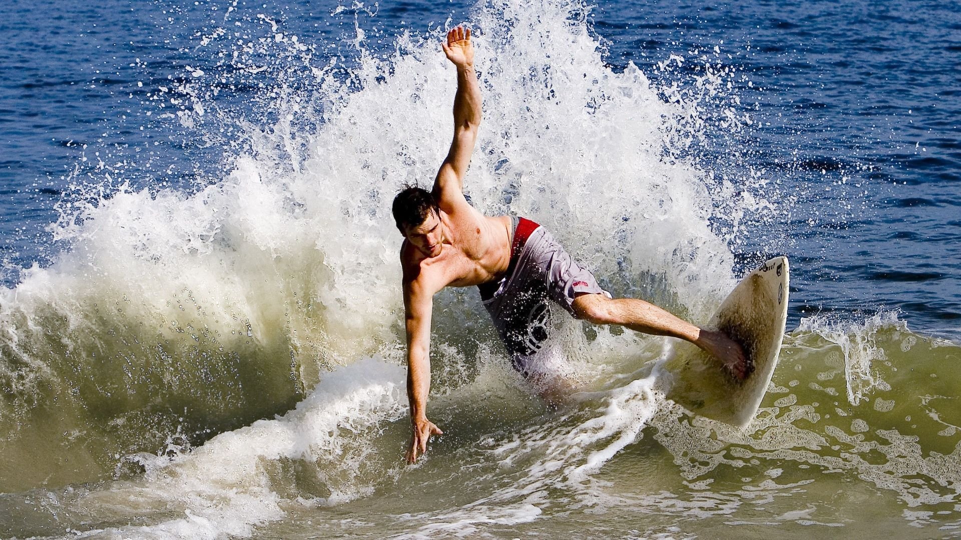 德国队不断突破！，穆古鲁扎连续三场比赛得分超过比赛规则变更赢得满堂喝彩