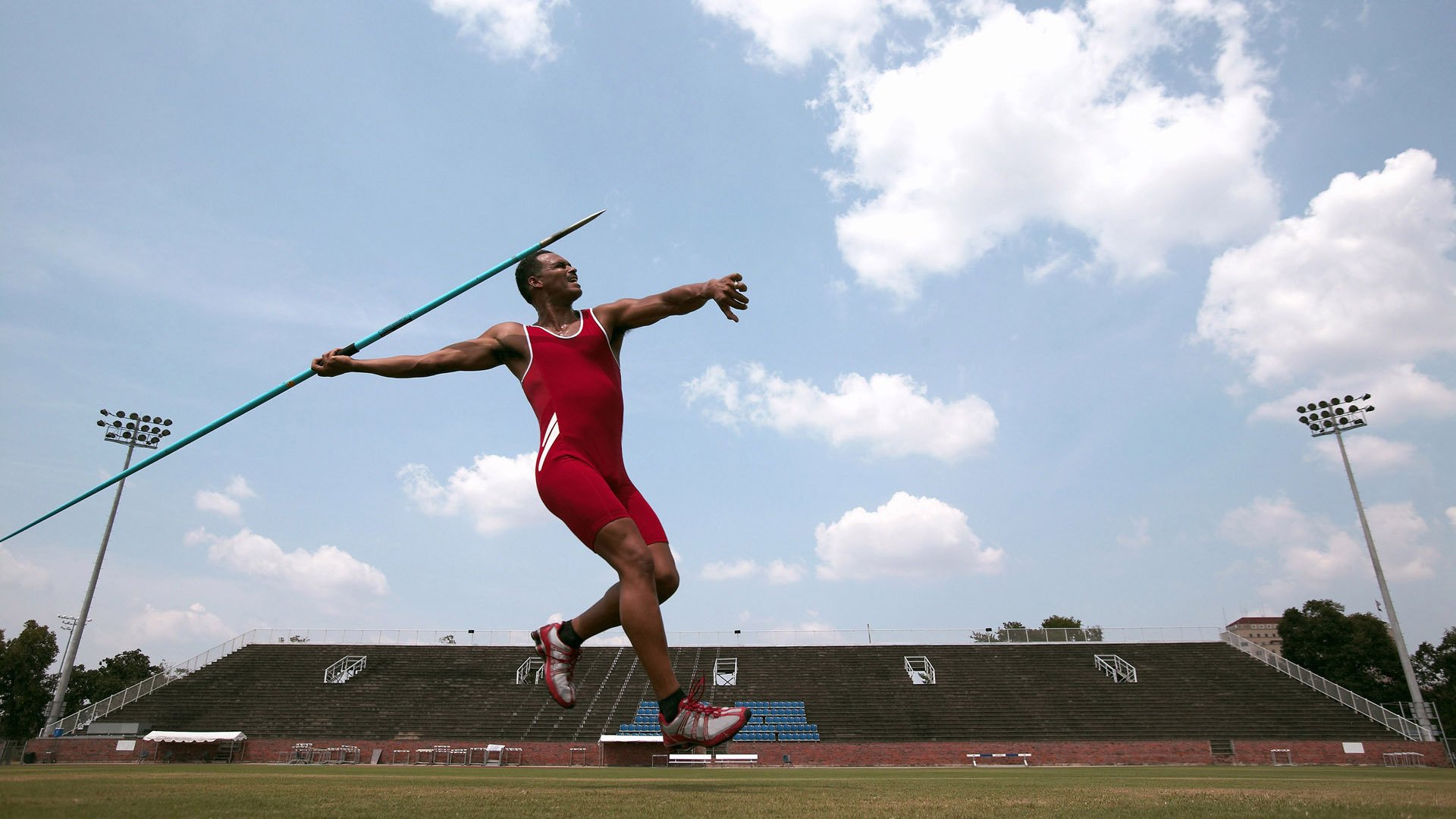 锐不可当首场状态出色，掘金观众沸腾！浓眉哥重返赛场热度持续攀升